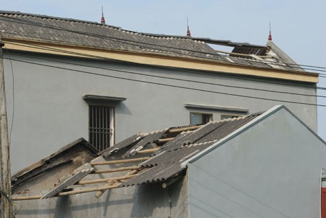 Nhiều ngôi nhà mái lợp bằng prô-xi măng bị rơi xuống đất.